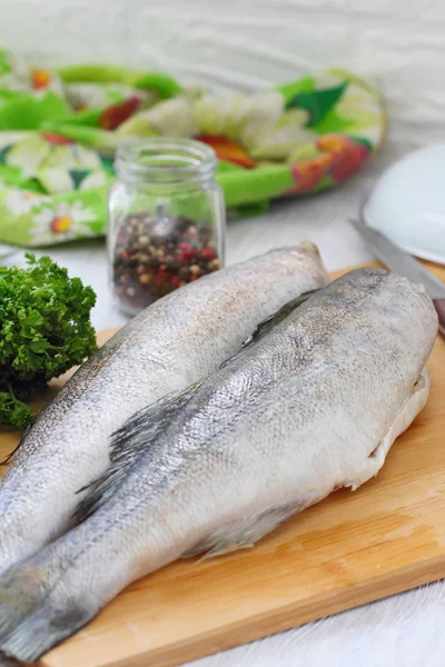 Pescado crudo con especias y limón —  Fotos de Stock