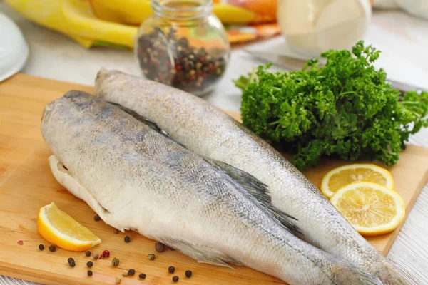 Pescado crudo con especias y limón —  Fotos de Stock