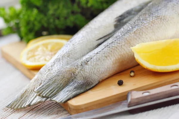 Peixe cru com especiarias e limão — Fotografia de Stock