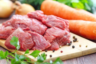 Çiğ et baharatlar ve sebzeler cook için hazır