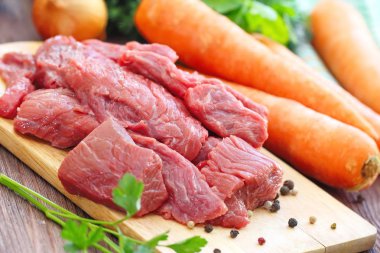 Çiğ et baharatlar ve sebzeler cook için hazır