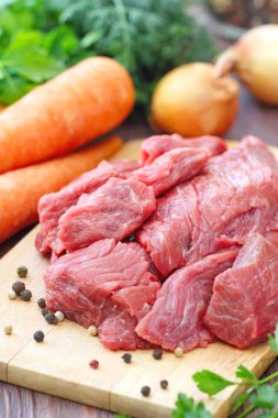 Çiğ et baharatlar ve sebzeler cook için hazır
