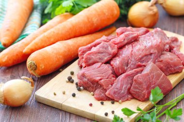 Çiğ et baharatlar ve sebzeler cook için hazır