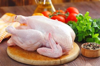 Sebze ve baharat pişirme önce çiğ tavuk