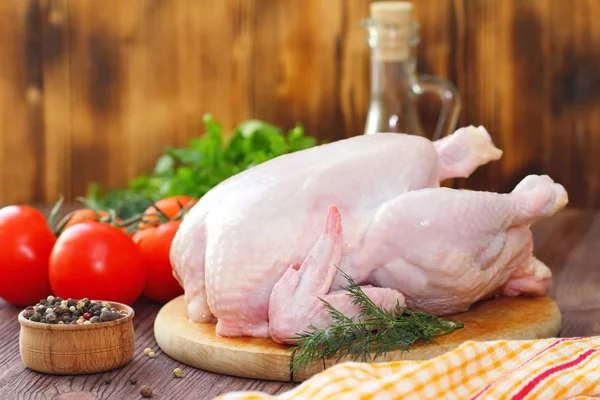 Сырая курица с овощами и специями перед приготовлением — стоковое фото