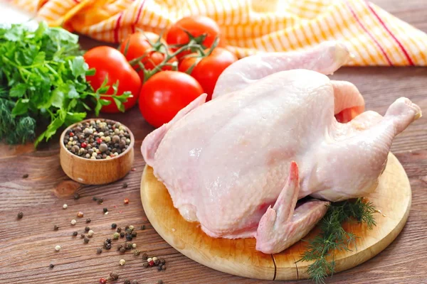 Sebze ve baharat pişirme önce çiğ tavuk