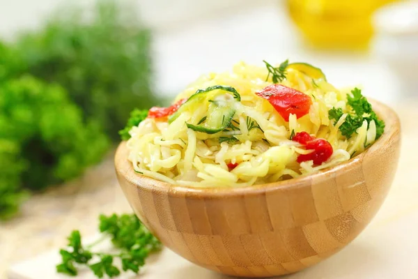 Ensalada con col en escabeche, pepinos, pimentón y aceite de oliva — Foto de Stock