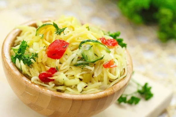 Salad dengan acar kubis, mentimun, paprika dan minyak zaitun — Stok Foto