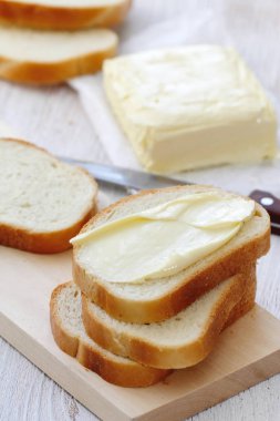 tereyağı ile kahvaltıda ekmek