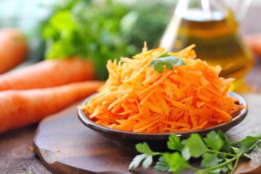 Havuç ve yeşillikleri salatası