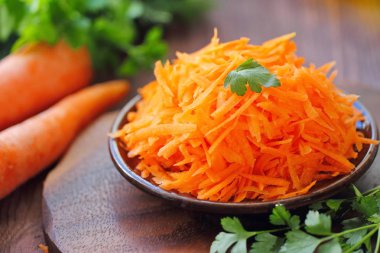 Havuç ve yeşillikleri salatası