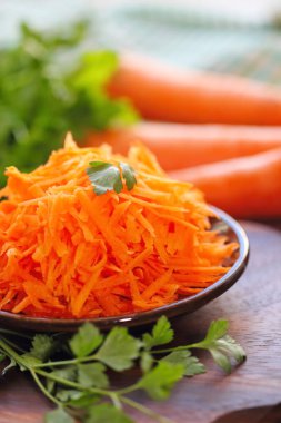 Havuç ve yeşillikleri salatası