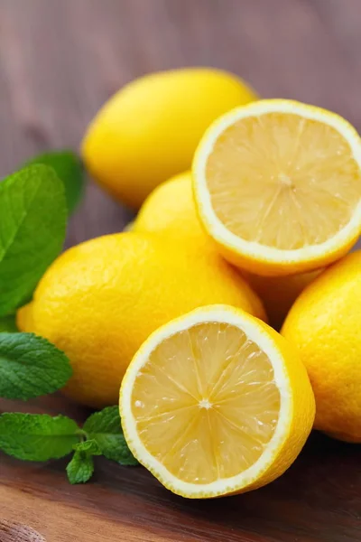 식탁 위에 놓인 신선 한 레몬 — 스톡 사진