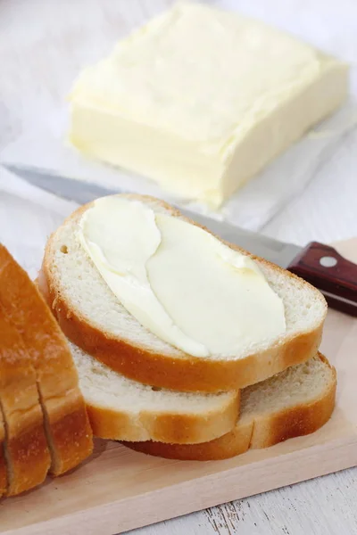 Pão com manteiga para o café da manhã — Fotografia de Stock