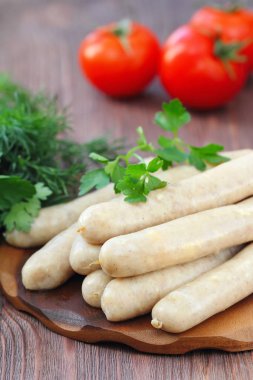 Kızartma için hazırlanmış çiğ tavuk sosis