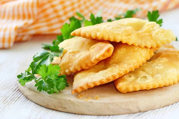 Ulusal mutfağı. Kızarmış et pasta cheburek