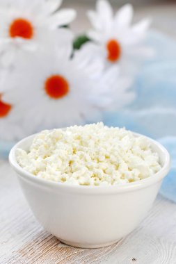 bir kase süzme peynir