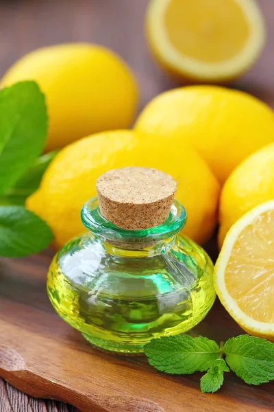 Huile essentielle d'arôme à la menthe et au citron — Photo