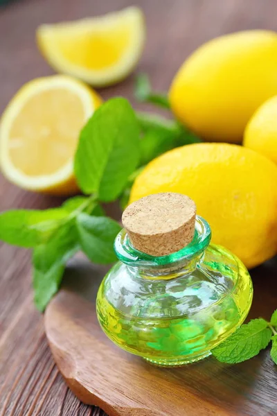 Aceite esencial de aroma con menta y limón —  Fotos de Stock