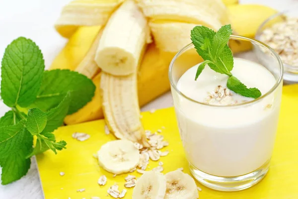 Bananenmilchshake mit Hafer — Stockfoto