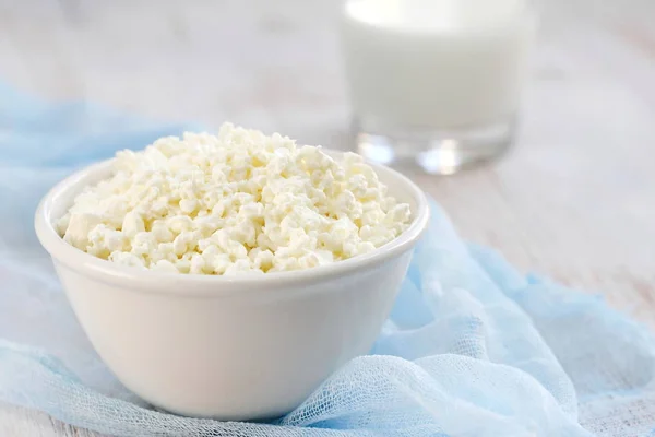 Cottage cheese in a bowl and glass of milk — Stock Photo, Image