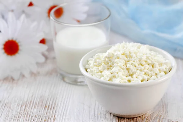 Quark in einer Schüssel und einem Glas Milch — Stockfoto