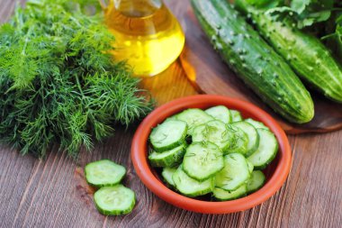 Taze salatalık salatası