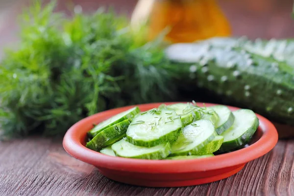 Salat mit frischen Gurken — Stockfoto