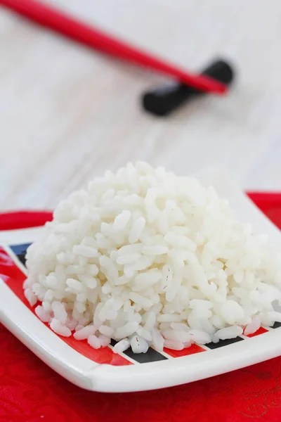 Tabakta kaynamış pirinç — Stok fotoğraf