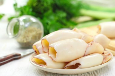 Haşlanmış squids plaka üzerinde