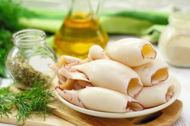 Haşlanmış squids plaka üzerinde
