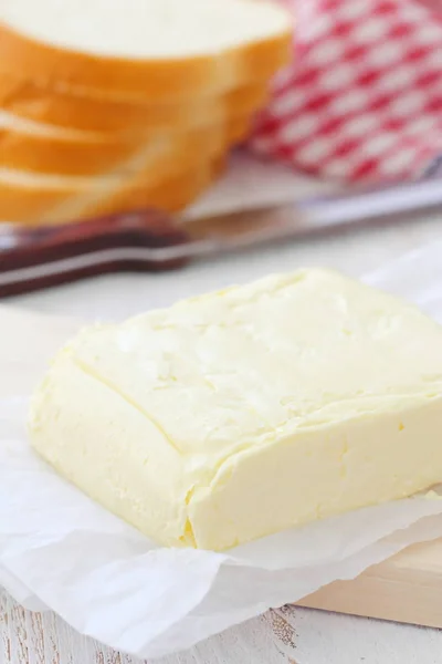 Mantequilla fresca en la mesa de madera —  Fotos de Stock
