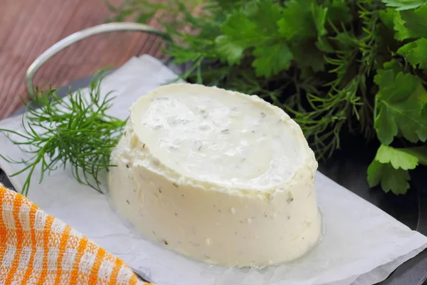 Finom lágy sajt, zöldséggel — Stock Fotó
