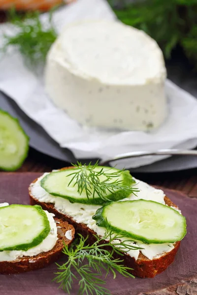 Szendvicsek, lágy sajtot, az uborkát és a Zöldek — Stock Fotó