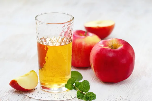 Jus apel dan apel di atas meja — Stok Foto