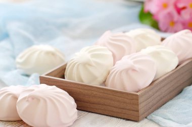 Pembe ve beyaz zephyr veya hatmi