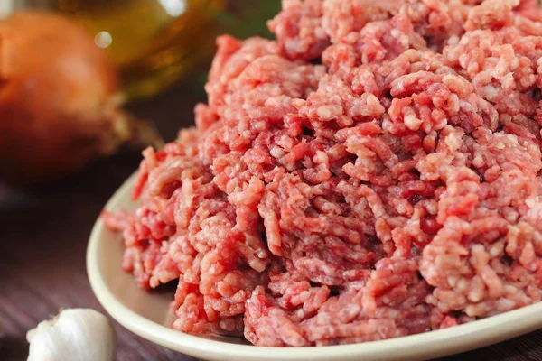 Carne de vită tocată brută într-un bol — Fotografie, imagine de stoc