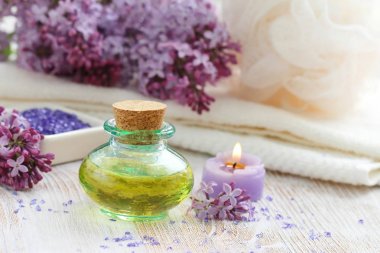 Spa ayarı mumlar, aroma yağı ve leylak