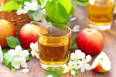 Tatlı elma suyu, elma ve masaya çiçek