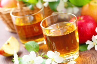 Tatlı elma suyu, elma ve masaya çiçek