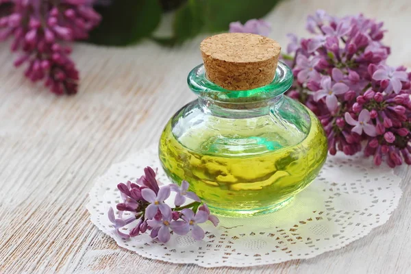 Lila essentiële aroma olie — Stockfoto