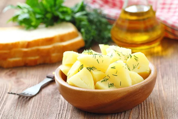Варёный картофель с укропом и маслом — стоковое фото