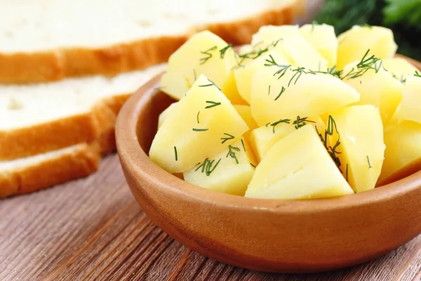 Варена картопля з кропом та олією — стокове фото