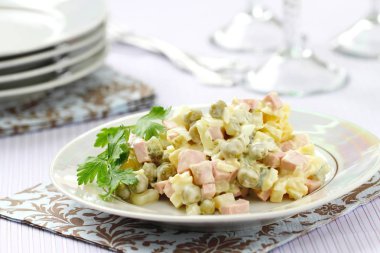 geleneksel Rus salatası olivier