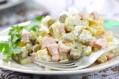 geleneksel Rus salatası olivier