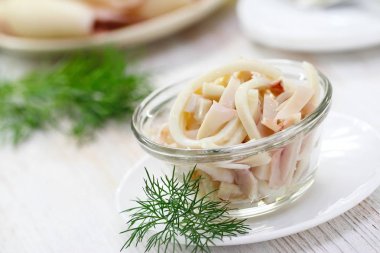 Haşlanmış squids salatası