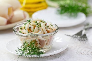 Haşlanmış squids salatası