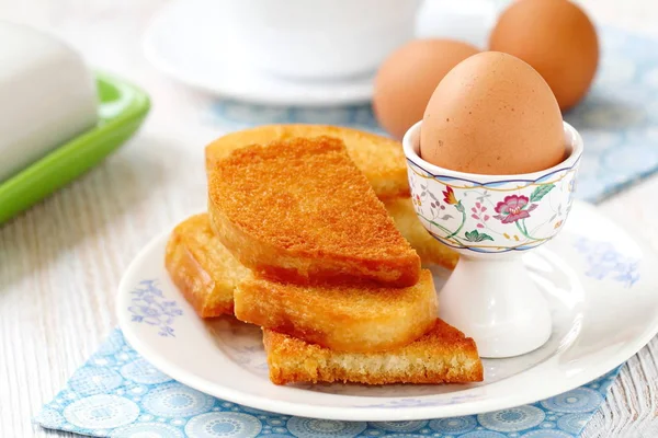 Gekochte Eier und Toasts zum Frühstück — Stockfoto