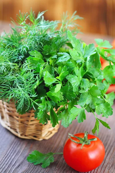 Ingredienser för sallad. Färska gröna och grönsaker — Stockfoto