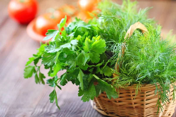 Ingredienser för sallad. Färska gröna och grönsaker — Stockfoto